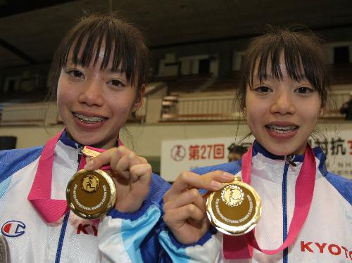 京都の久馬萌（右）、悠の双子姉妹はともに区間賞の快走で優勝の金メダルを手にする
