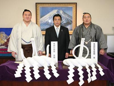 相撲博物館に「横綱の綱」を寄贈し、記念撮影する（左から）白鵬、九重相撲博物館館長代行、朝青龍