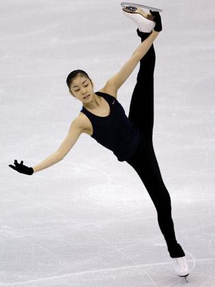フィギュアスケートの世界選手権で公式練習するキム・ヨナ