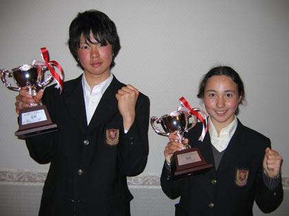 中学ゴルフ優勝した男子の須賀京介（左）と村田理沙の杉並学院コンビ