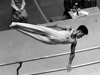 １９６４年１０月、東京五輪体操男子種目別平行棒で、金メダルを獲得した遠藤幸雄選手