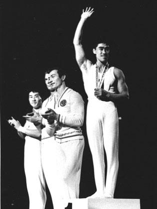 １９６４年１０月、東京五輪体操男子個人総合優勝の遠藤幸雄選手。左へ同点２位のリシツキー、シャハリン（共に当時ソ連）、鶴見修治の各選手