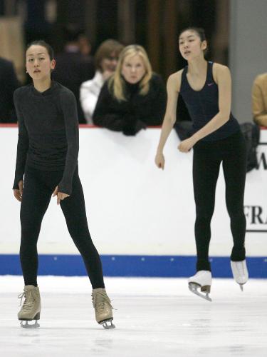 ＜フィギュアスケート世界選手権＞練習リンクに同時に入る浅田真央（左）とキム・ヨナ