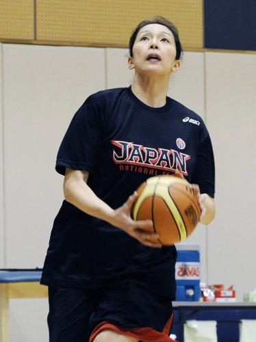 バスケットボール女子日本代表候補の強化合宿で練習する小磯典子