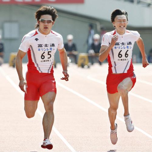 男子１００メートル　１０秒１７で優勝した塚原直貴（左）と２位の高平慎士