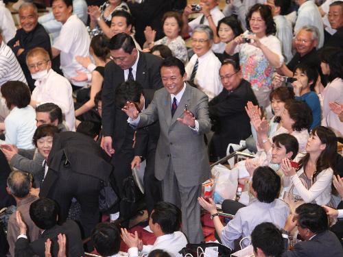 表彰のため国技館に姿を現し 大相撲ファンの声援に笑顔で応える麻生太郎首相 スポニチ Sponichi Annex スポーツ