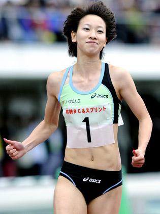 女子１００メートルで１１秒２４の日本新記録を樹立し、笑顔を見せる福島千里＝鳥取県コカ・コーラウエストスポーツパーク陸上競技場
