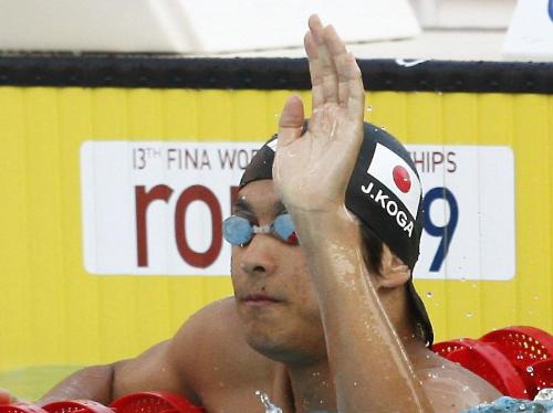 男子５０メートル背泳ぎ準決勝　２４秒２９の日本新で決勝進出を決め、声援に応える古賀淳也
