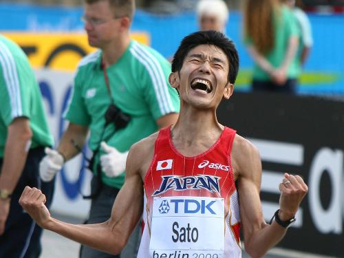 ＜世界陸上　男子マラソン＞６位入賞を果たした佐藤は、歓喜のガッツポーズで雄たけびをあげる