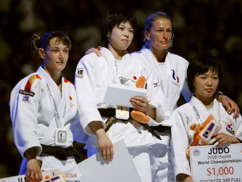 女子４８キロ級で優勝し、表彰式で金メダルを胸に笑顔の福見友子（左から２人目）。左は銀メダルのオイアナ・ブランコ