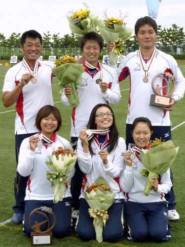 アーチェリーの世界選手権団体で銀メダルを獲得した女子の（前列左から）蟹江美貴、松下紗耶未、松永安紗子の３選手と、男子で銅の（後列左から）山本博、吉永弘幸、菊地栄樹