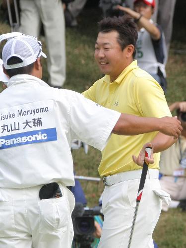 ＜パナソニック・オープン＞丸山大輔は優勝を果たし笑顔で高橋キャディー（左）と抱き合う