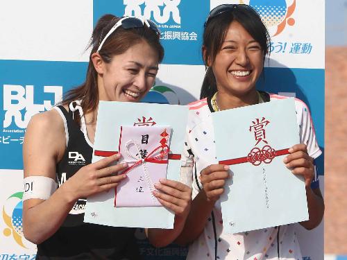 クイーンオブビーチ方式で３位の菅山かおると４位の浅尾美和（右）は表彰式で笑顔を見せる