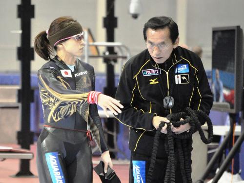 Ｗ杯ソルトレークシティ大会の会場で練習する岡崎朋美。右は長田コーチ