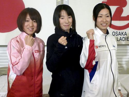 ポーズをとる大阪国際女子マラソン招待選手の（左から）木崎良子、赤羽有紀子、小崎まりの３選手