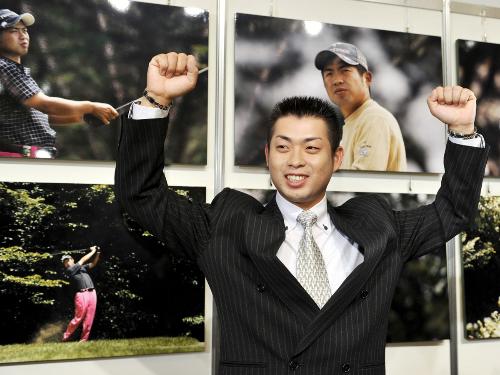 感謝の集いでガッツポーズする男子ゴルフの池田勇太