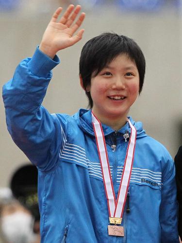 ＜バンクーバー五輪日本代表選考競技会＞１０００メートル女子３位に入った高木美帆はスタンドに笑顔で手を振る