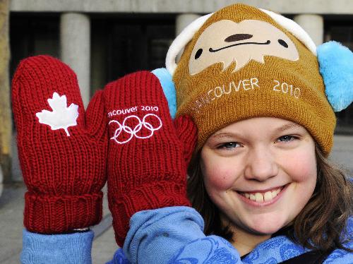 人気を集めている五輪マークの入った赤い手袋。収益がカナダ選手の強化費用に充てられる