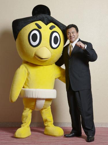 日本相撲協会公式キャラクター「ハッキヨイ！　せきトリくん」の主人公「ひよの山」（左）と九重広報部長