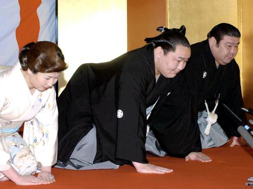 ２００３年１月、横綱昇進の伝達を受け、口上を述べる朝青龍（中央）と高砂親方夫妻