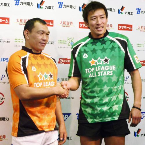 試合を終えて握手を交わす、現役を引退する神戸製鋼の元木（左）とリコーの田沼