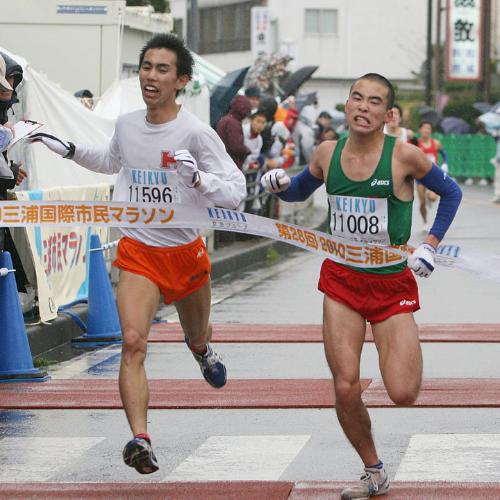 ＜２０１０三浦国際市民マラソン＞ゴール直前で高梨寛隆（左）を抜き去り、男子１０ｋｍレースを制した小泉雄輝