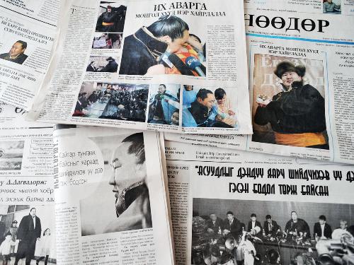 帰国した大相撲の元横綱・朝青龍を１面などで大きく取り上げたモンゴルの新聞各紙
