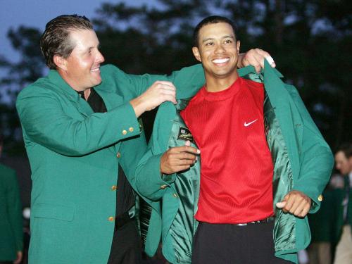 ２００５年のマスターズを制し、前回優勝のフィル・ミケルソンからグリーンジャケットを贈られるタイガー・ウッズ