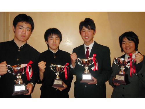 （左から）Ａ、Ｂ、Ｃ各ブロック優勝の円田、沢木、阿久津、女子の部優勝の川岸