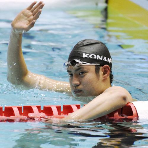 男子１５００メートル自由形で優勝し、手を振る東隼平