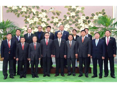 ２２日、北朝鮮の平壌を訪れ、金永南・最高人民会議常任委員長（前列中央）らと記念写真に納まる元横綱朝青龍関（後列右から３人目）。前列左から４人目はモンゴルのザンダンシャタル外相