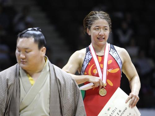 ＜全日本選抜レスリング選手権７２ｋｇ女子決勝＞優勝した浜口（右）は白鵬から金メダルと賞状を贈られる