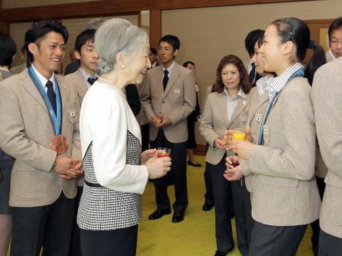 バンクーバー冬季五輪の入賞者らとの懇談会で、浅田真央（右）らと言葉を交わされる皇后さま。左は高橋大輔（代表撮影）