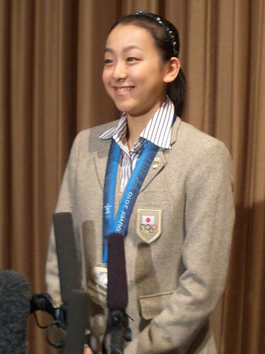 文科省のバンクーバー冬季五輪の成績優秀者への顕彰、表彰式に出席し、笑顔で記者の質問に答える浅田真央