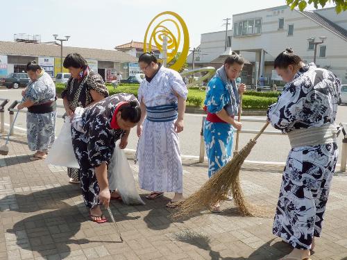 愛知県扶桑町の宿舎近くの駅前の歩道を清掃する境川部屋の力士たち