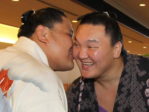 名古屋場所で優勝した白鵬（右）は成田空港出発前、朝赤龍に祝福のキスをされる