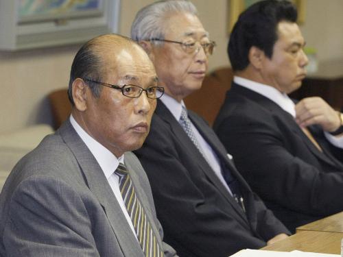 日本相撲協会の臨時理事会に臨む（左から）放駒理事長、副理事長に選出された村山弘義外部理事