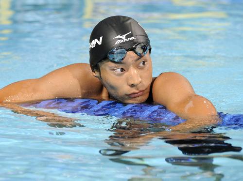 男子２００メートル背泳ぎ決勝で３位となり、浮かない表情の入江陵介