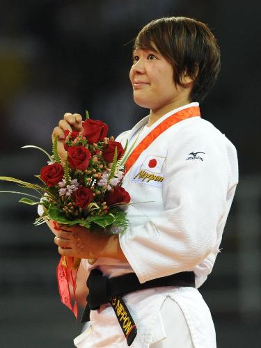 北京五輪柔道女子６３キロ級で連覇を達成、表彰式で嬉し泣きする谷本歩実