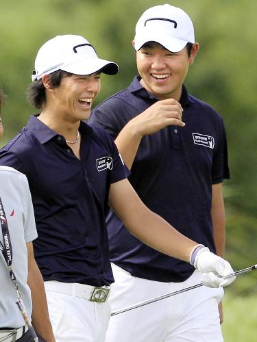 韓日対抗戦の練習ラウンドで笑顔の石川遼（左）と薗田峻輔
