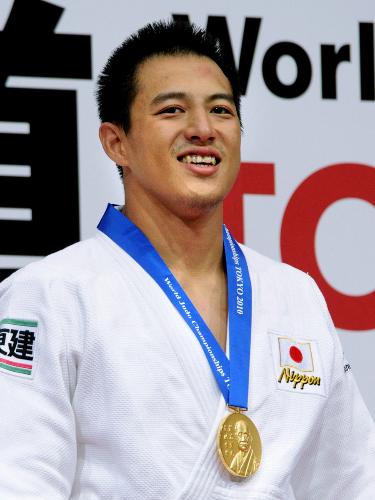 男子１００キロ級で獲得した金メダルを胸に、笑顔の穴井隆将