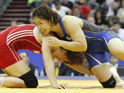 女子７２キロ級３位決定戦で、スペイン選手を攻める浜口京子（上）