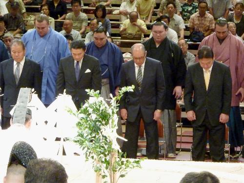 土俵祭りに出席した日本相撲協会の放駒理事長（前列右から２人目）、貴乃花審判部長（同３人目）、横綱白鵬（後列右から２人目）ら