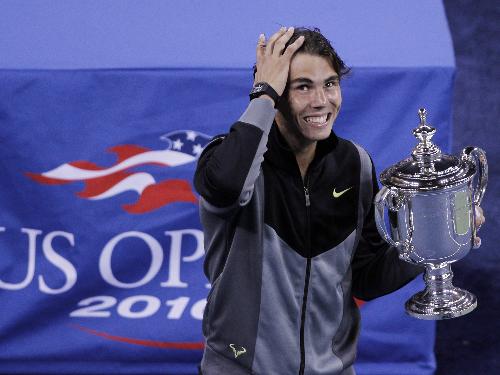 全米オープン男子シングルスで初優勝し、笑顔でトロフィーを手にするラファエル・ナダル