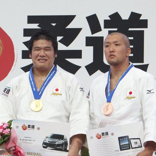 鈴木（右）を破って優勝を決めた上川（左）は金メダルを胸に笑顔を見せる