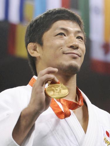 北京五輪柔道男子６６キロ級で獲得した金メダルを手に笑顔の内柴正人＝０８年８月