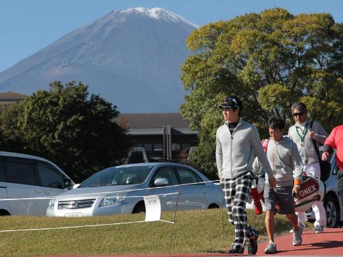 ＜三井住友ＶＩＳＡ太平洋マスターズ　練習日＞晴天の下、富士山を背に練習場に現れる石川遼（左端）