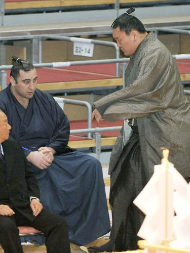大相撲九州場所の土俵祭りに参加、初日に対戦する小結栃ノ心（左）のそばを通る横綱白鵬