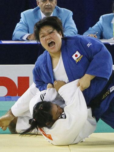 女子７８キロ超級１回戦　タイのソンサン（下）を攻める杉本美香