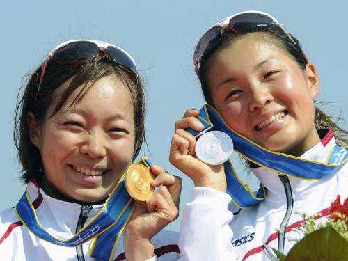 獲得したメダルを手に笑顔を見せる、優勝した足立真梨子（左）と２位の土橋茜子